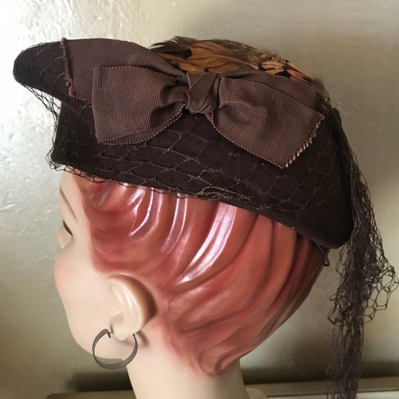 DELIGHTFUL 1940s\' BROWN FELT HAT WITH GROSGRAIN BOWS, FEATHER SPRAY + VEIL main image 5